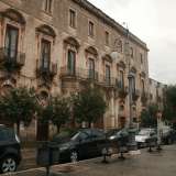 Antico, elegante e imponente, Palazzo Roberti domina Mola di Bari da pi� di due secoli. Si trova in piazza XX Settembre, la principale del paese ed � conosciuto anche come �palazzo delle cento stanze� per via dei tanti ambienti di cui � composto